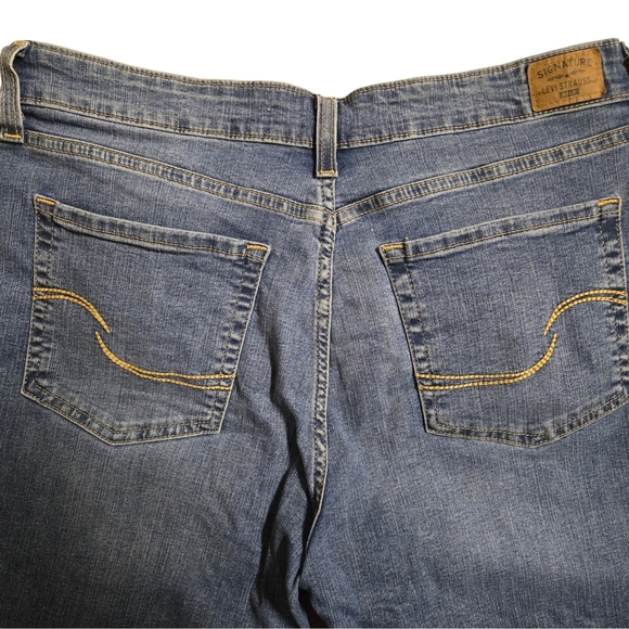 Levi Straus Size 12 Mid Rise Capris Size 12 - Picture 4 of 5